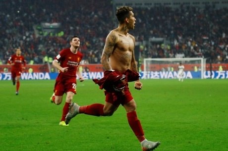 Firmino vibra após marcar o gol da vitória